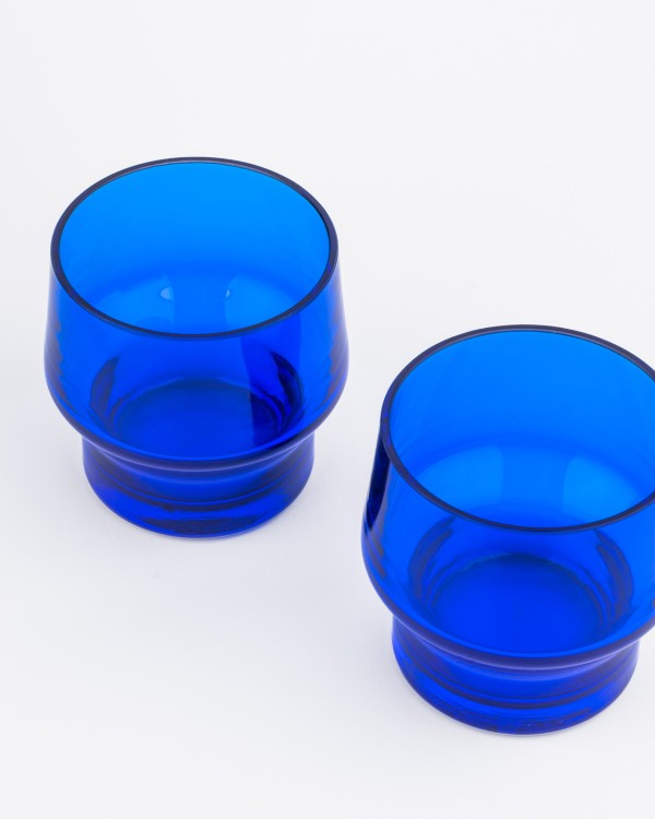 pohár modrý transparentný