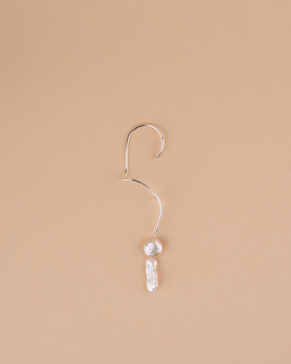 BEZIER 05 pearl earring