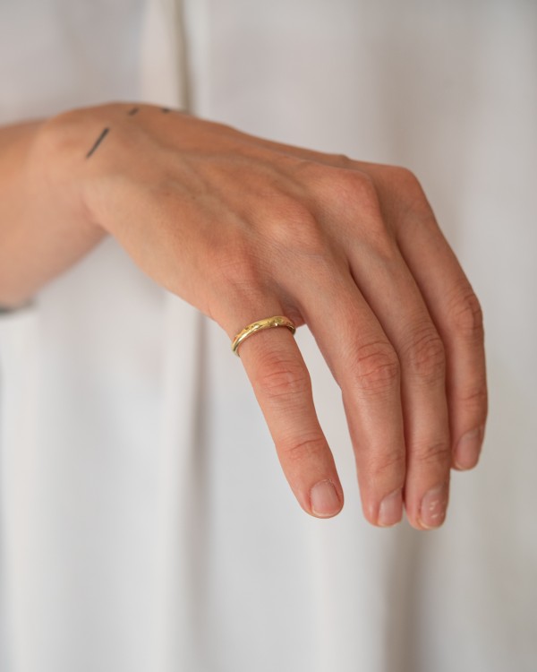 ETCHED round gold-plated ring