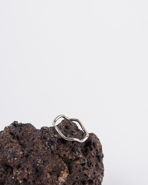 Curve L white gold ring